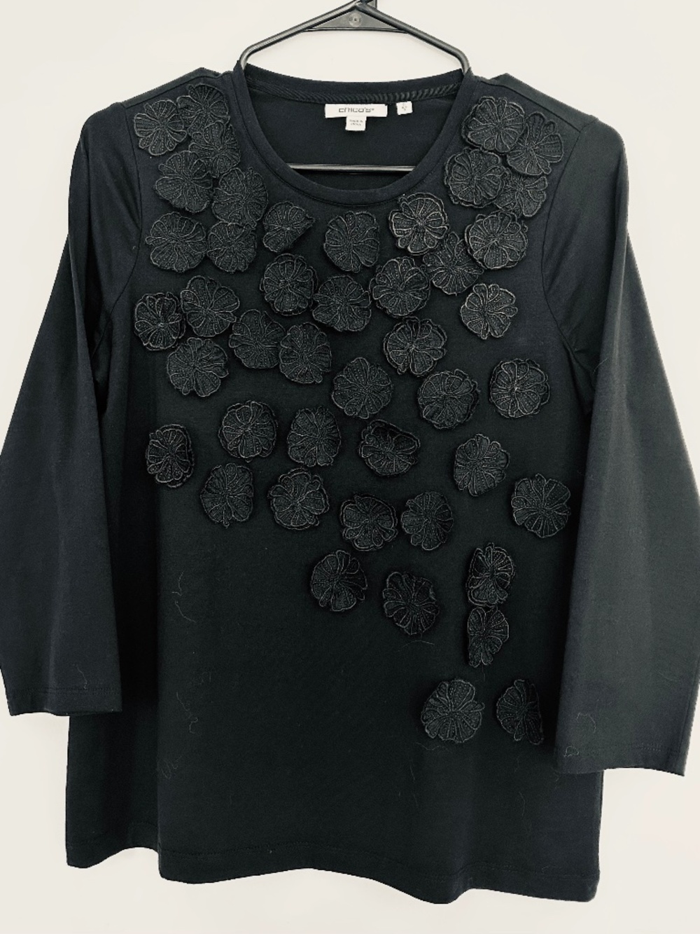 NWOT Chico's Black 3D Floral Applique Knit Top Round Neck 3/4 Sleeve Size 0 (S)